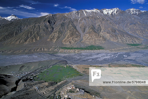 Blick auf Felder und buddhistisches Kloster oder Gompa Ki Spiti-Tal Lahaul und Spiti indischer Himalaya Himachal Pradesh Nordindien Indien Asien