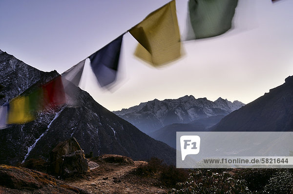 Nepal-Landschaft mit Gebetsfahnen und Kongde Ri Berg im Hintergrund