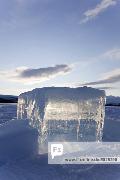 Klarer Eisw¸rfel auf dem zugefrorenen Fish Lakeü mit Kettensäge ausgeschnittenü Yukon Territoryü Kanada