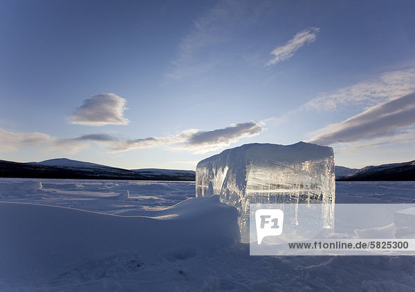 Klarer Eisw¸rfel auf dem zugefrorenen Fish Lakeü mit Kettensäge ausgeschnittenü Yukon Territoryü Kanada
