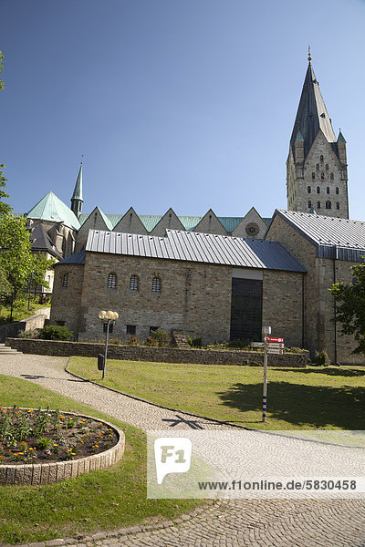 Der Hohe Dom zu Paderborn  Paderborn  Ostwestfalen-Lippe  Nordrhein-Westfalen  Deutschland  Europa  ÖffentlicherGrund