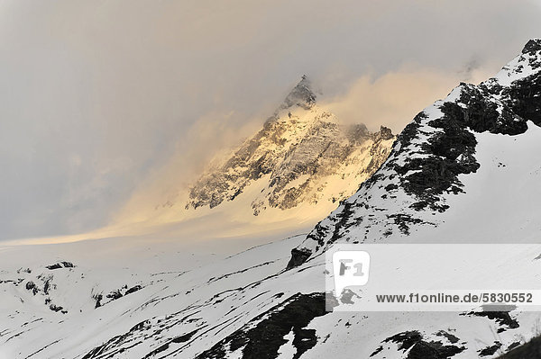 Schneebedeckte Berge in Mogno  Valle Maggia  Tessin  Schweiz  Europa