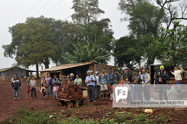 Landgrabbing: Kleinbauern  die von Investoren von ihrem Land vertrieben wurden und jetzt in provisorischen Hütten am Straßenrand leben  Distrikt Carlos Antonio Lopez  Provinz Itapua  Paraguay  Südamerika