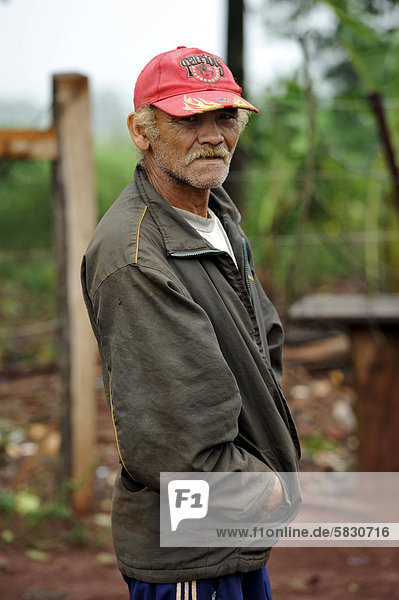 er wurde zusammen mit dutzenden Kleinbauernfamilien von Investoren von seinem Land vertrieben und lebt jetzt in einer provisorischen Hütte am Straßenrand  Landgrabbing  Distrikt Carlos Antonio Lopez  Provinz Itapua  Paraguay  Südamerika'