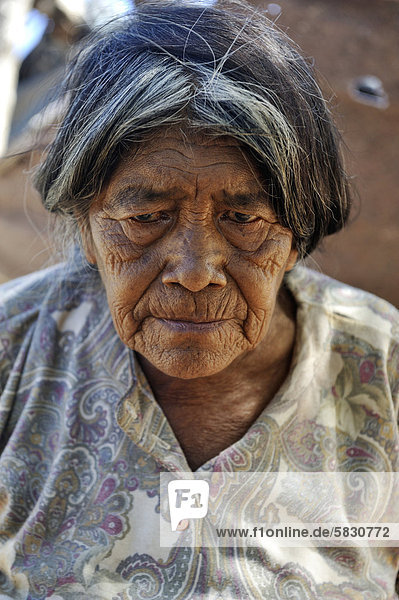 Alte Frau  Portrait  Gemeinde des indigenen Volkes der Wichi  Comunidad Tres Pocos  Provinz Formosa  Argentinien  Südamerika