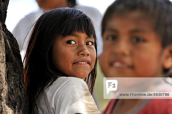Kinder  Portrait  Gemeinde des indigenen Volkes der Wichi  Comunidad Tres Pocos  Provinz Formosa  Argentinien  Südamerika