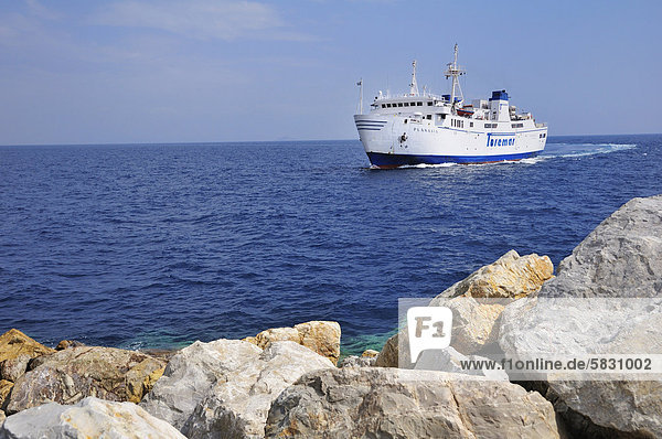 Toremar  Fähre vor den Felsen der Hafeneinfahrt  Rio Marina  Elba  Toskana  Italien  Europa