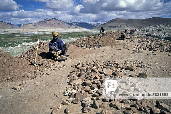 Road workers from the state of Bihar  road works  near the Tso Khar or Tsokar salt lake  Changthang  Ladakh  Indian Himalayas  Jammu and Kashmir  North India  India  Asia