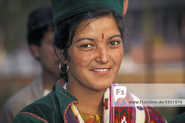 Lächelnde junge Frau in traditioneller Kleidung  Portrait  Kinnaur  Himachal Pradesh  Indien  Asien