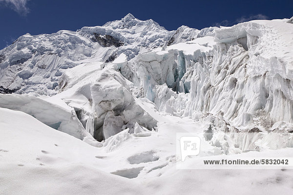 Gletscherbruch vor Gipfel des Nevado Chopicalqui  Cordillera Blanca  Anden  Peru  Südamerika
