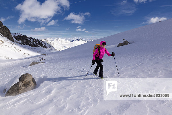 Skitourengeherin  Stubaier Alpen  Nordtirol  Tirol  Österreich  Europa
