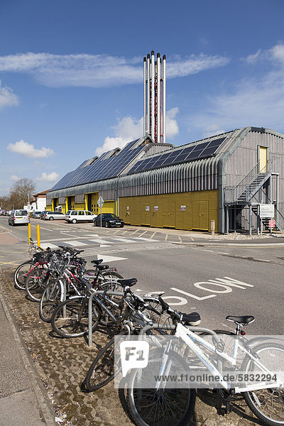 Industrielle Solarzellen auf dem Technikgebäude eines Krankenhauses  Bournemouth  Dorset  England  Großbritannien  Europa