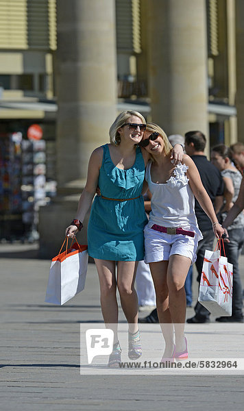 Junge Frauen  Freundinnen  beim Shopping  Shoppen  Einkaufen  Königsstraße  Stuttgart  Baden-Württemberg  Deutschland  Europa  ÖffentlicherGrund