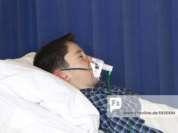 Junge - Person  Krankenhaus  Sauerstoffmaske  Kleidung  Maske