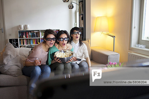 Frauen sehen sich gemeinsam 3D-Filme an