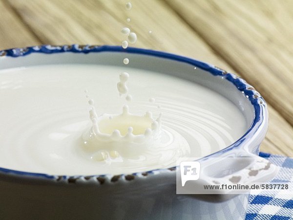 Milch spritzt aus dem Topf