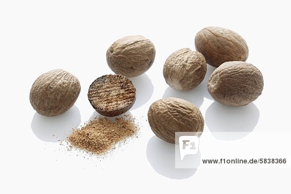 Whole nutmegs and ground nutmeg
