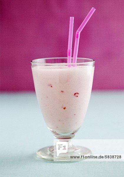 Erdbeer-Smoothie im Glas mit Strohhalmen