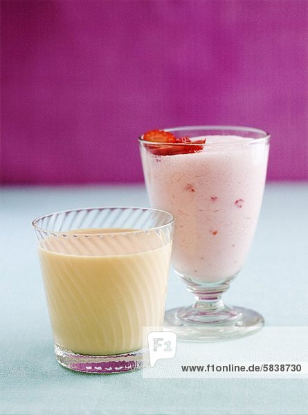 Erdbeer-Smoothie und Pfirsich-Joghurt-Drink