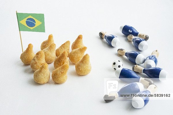Salgadinhos mit Brasilienflagge und Fussballdeko