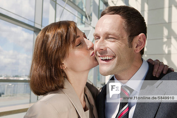 Mittleres erwachsenes Paar  Frau küssend Mann auf Wange
