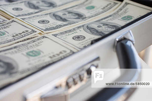 Aktentasche mit 100-Dollar-Banknoten