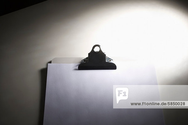 Klemmbrett mit leerem Papier