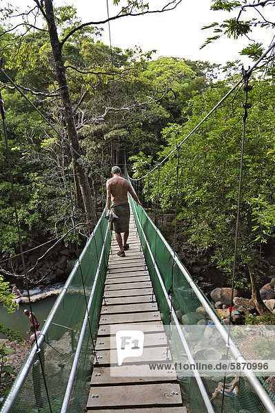 Tourist auf Hängebrücke zu den Hot-Springs bei der Hacienda Guachipelin  bei Liberia  Provinz Guanacaste  Costa Rica  Mittelamerika