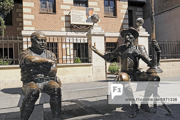 Sancho Panza und Don Quijote  Quixote  Denkmal vor dem Geburtshaus von Miguel de Cervantes  Dichter  Museum  Alcala de Henares  Spanien  Europa