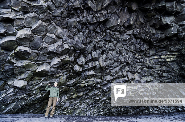 Frau in Höhle mit Basaltformationen H·lsanefshellir  Reynisfjara Strand  bei VÌk Ì M_rdal  Südküste  Island  Europa
