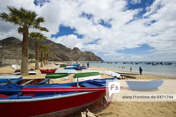 Boote am Strand  Playa de las Teresitas  San Andres  bei Santa Cruz de Tenerife  Teneriffa  Kanarische Inseln  Spanien  Europa