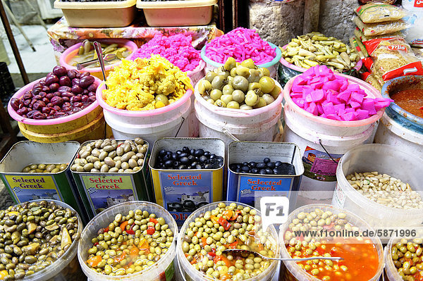 Oliven und gesäuertes Gemüse  eingelegtes saures Gemüse  im Bazar  Suk  Jerusalem  Israel  Naher Osten