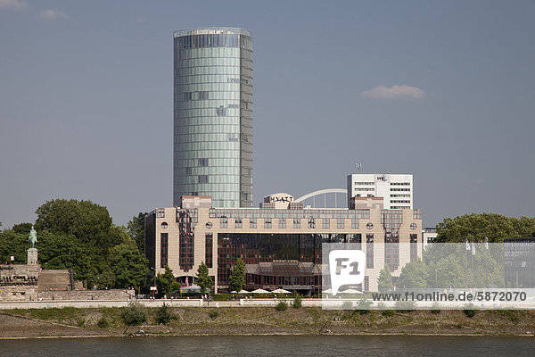 Rheinufer mit dem Hotel Hyatt und dem Bürogebäude Köln Triangle  Köln  Rheinland  Nordrhein-Westfalen  Deutschland  Europa  ÖffentlicherGrund
