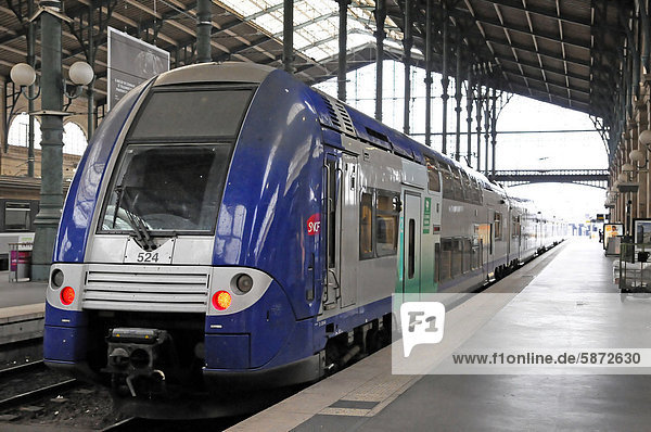 Nahverkehrszug SNCF  Gare du Nord  Bahnhof Nord  Paris  Frankreich  Europa