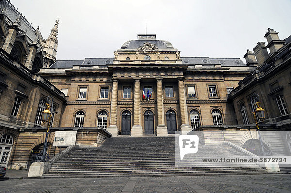Palais de Justice  Justizpalast  von der Rue de la CitÈ  Paris  Frankreich  Europa