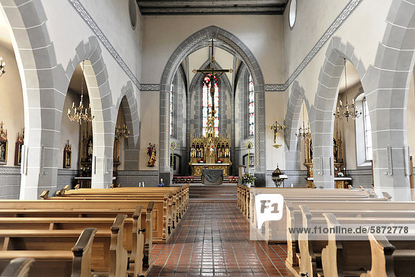 Innenraum mit Altar  Pfarrkirche St. Martin  Staufen im Breisgau  südlicher Schwarzwald  Baden-Württemberg  Deutschland  Europa