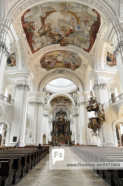 Innenansicht mit Langhaus  Basilika St. Martin in Weingarten  Baden-Württemberg  Deutschland  Europa