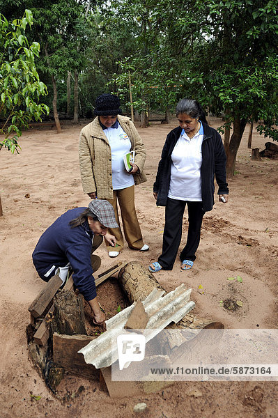 Bäuerin und Gesundheitspromotorin in ihrem Garten für Medizinalpflanzen gibt ihr Wissen über Naturheilmittel an andere Frauen weiter  Comunidad Mandu'ar·  Distrito Jasy Kany  Departamento Canindey_  Paraguay  Südamerika