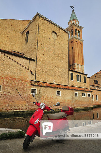 Rote Vespa vor dem Dom Chioggia Veneto Italien Europa