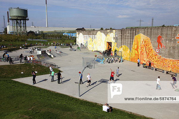 Rheinpark Duisburg  Freizeitgelände auf einem ehemaligen Industriestandort in Duisburg-Hochfeld  Nordrhein-Westfalen  Deutschland  Europa