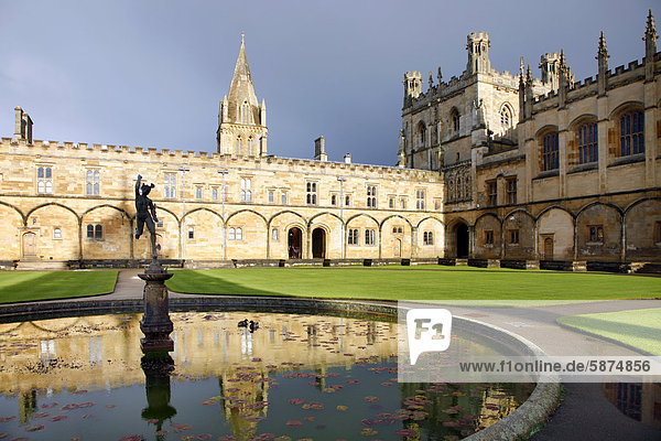 Tom Quad Platz  Kathedrale  Great Hall und Mercury Brunnen  Christ Church College  eines von 39 Colleges  die alle unabhängig sind und zusammen die University of Oxford bilden  Oxford  Oxfordshire  Großbritannien  Europa