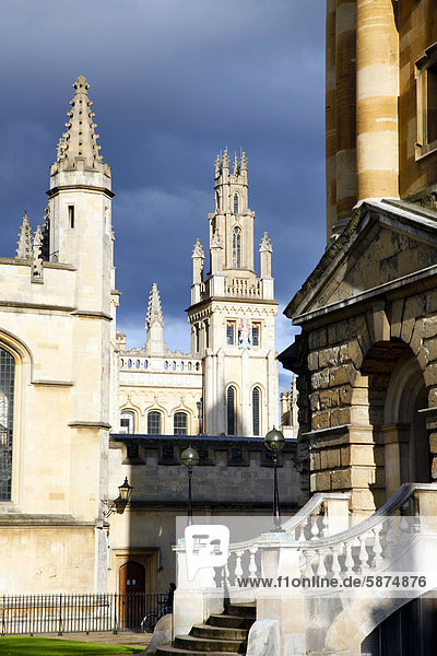 Rechts der Eingang zur Radcliffe Camera  einer Universitätsbücherei  Hertford College  eines von 39 Colleges  die alle unabhängig sind und zusammen die University of Oxford bilden  Oxford  Oxfordshire  Großbritannien  Europa