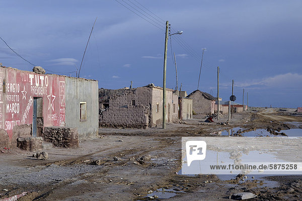 Bad roads and simple houses of the poor  Uyuni  Altiplano  Bolivia  South America