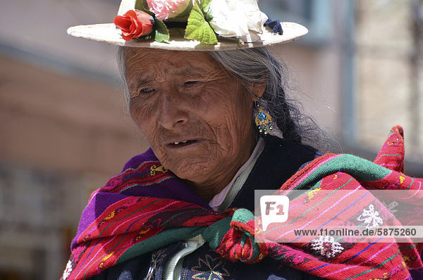 Alte Indiofrau  am Titicaca-See  bei La Paz  Bolivien  Südamerika