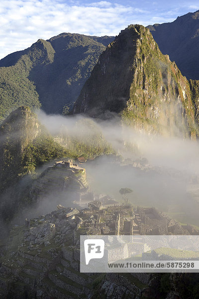Inka-Ruinenstadt Machu Picchu in den Anden  mit Nebel  UNESCO Weltkulturerbe  Urubamba-Tal  bei Cusco  Peru  Südamerika