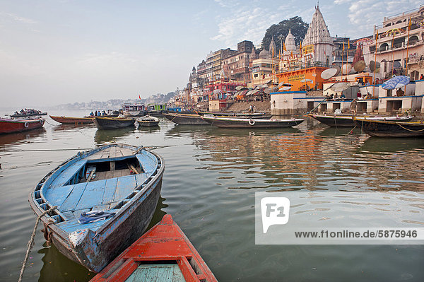 Boote  Ghats  heilige Treppen zum Ganges  Stadtansicht am frühen Morgen  Kashi oder Varanasi oder Benares  Uttar Pradesh  Indien  Asien