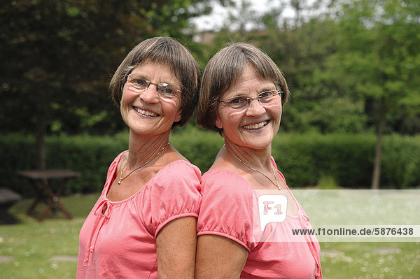 Zwei rüstige Zwillingsschwestern  Portrait