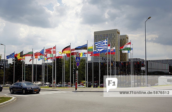 Die Flaggen der Mitgliedsstaaten der Europäischen Union vor dem Gebäude der Europäischen Kommission in Luxemburg  Europa