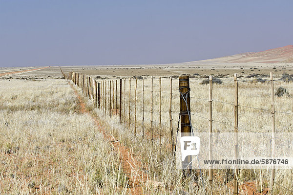 Zaun entlang der R 707 an der Grenze zum Namib Naukluft Nationalpark  Namibia  Afrika