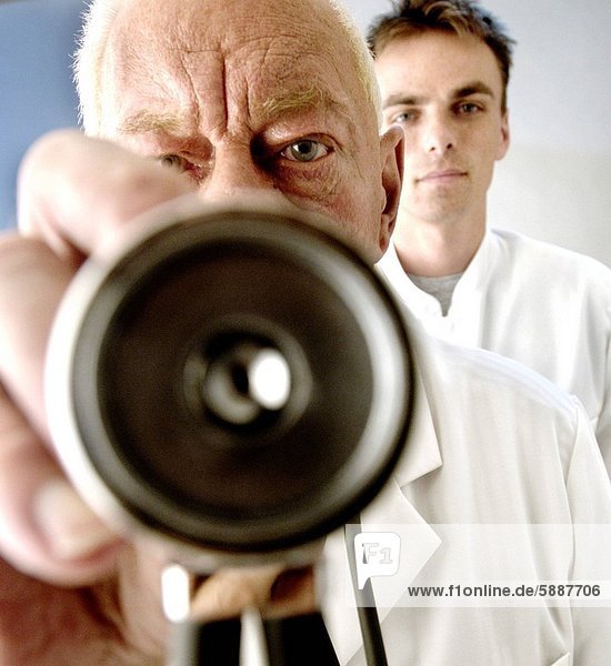 Senior Senioren Portrait Mann Stethoskop halten